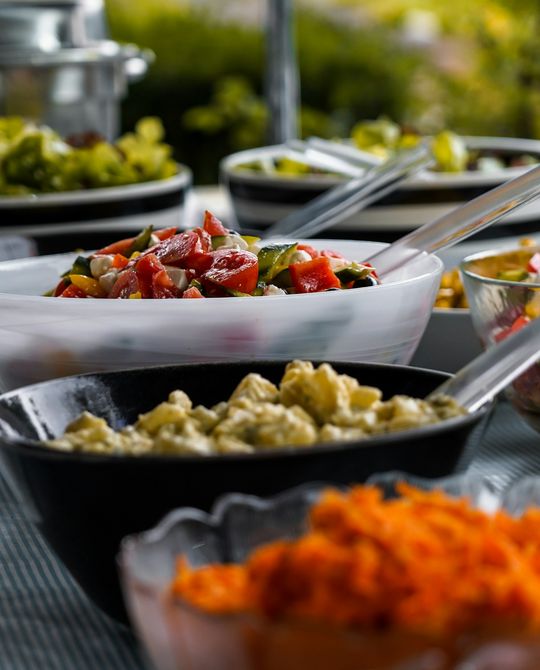 Taças de vidro com legumes e saladas