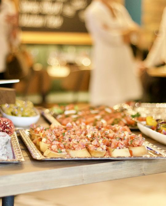 Tabuleiros de comida numa mesa de buffet