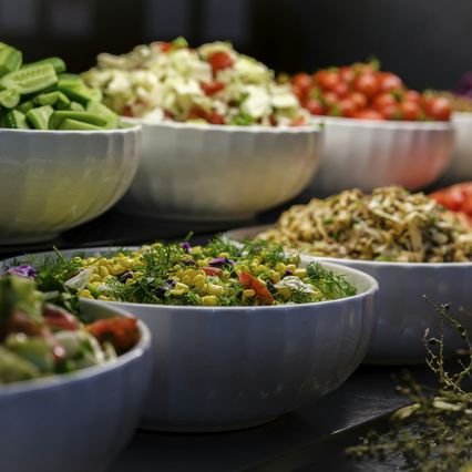 Taças de saladas variadas numa mesa de buffet