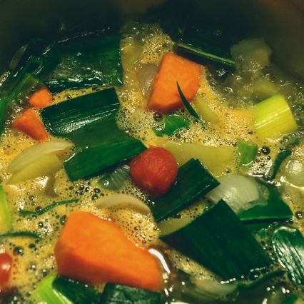 Panela de sopa de legumes com cenoura e alho-francês