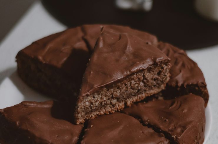 Bolo de chocolate cortado em fatias