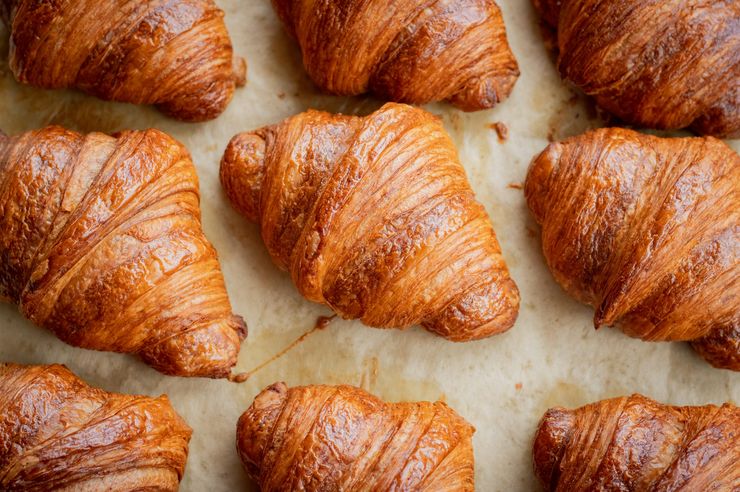 Croissants dourados sobre papel vegetal