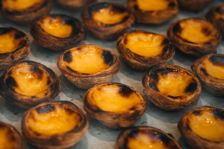 Tabuleiro de pastéis de nata acabados de cozer