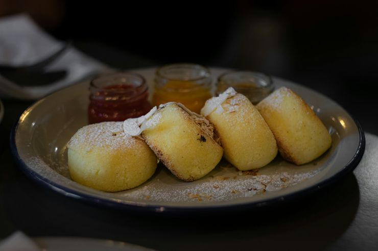 Pastéis polvilhados com açúcar num prato