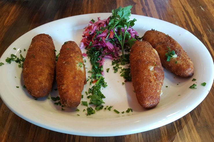 Croquetes num prato branco, com salada