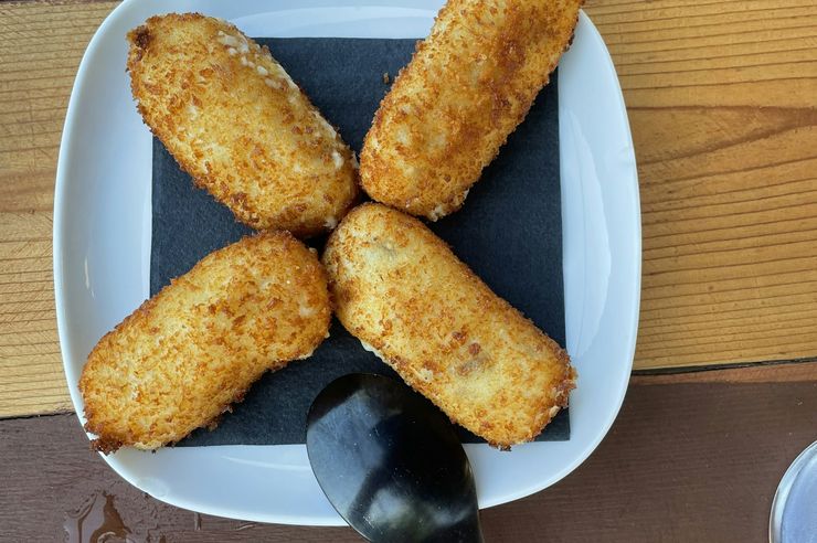 Salgados panados e fritos num prato