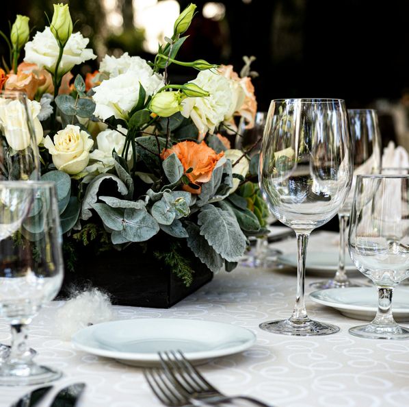 Arranjo de flores sobre uma mesa de festa