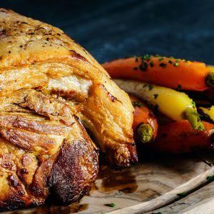 Cabrito assado com legumes