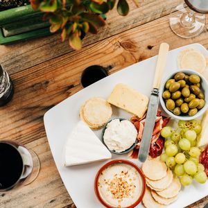 Tábua de queijos e enchidos com vinho