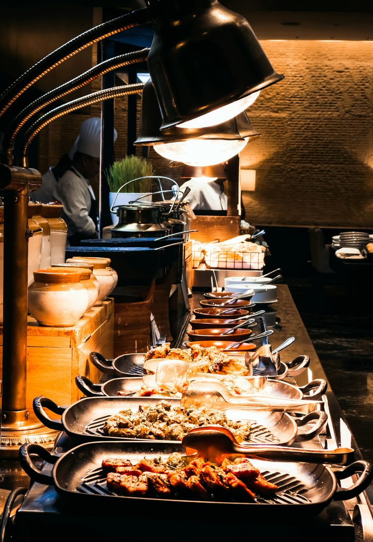 Mesa de buffet com travessas quentes
