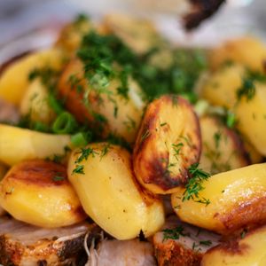 Carne de porco assada com batatas e endro