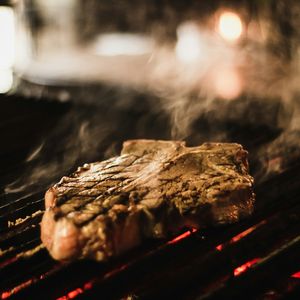 Posta de carne a grelhar sobre a brasa
