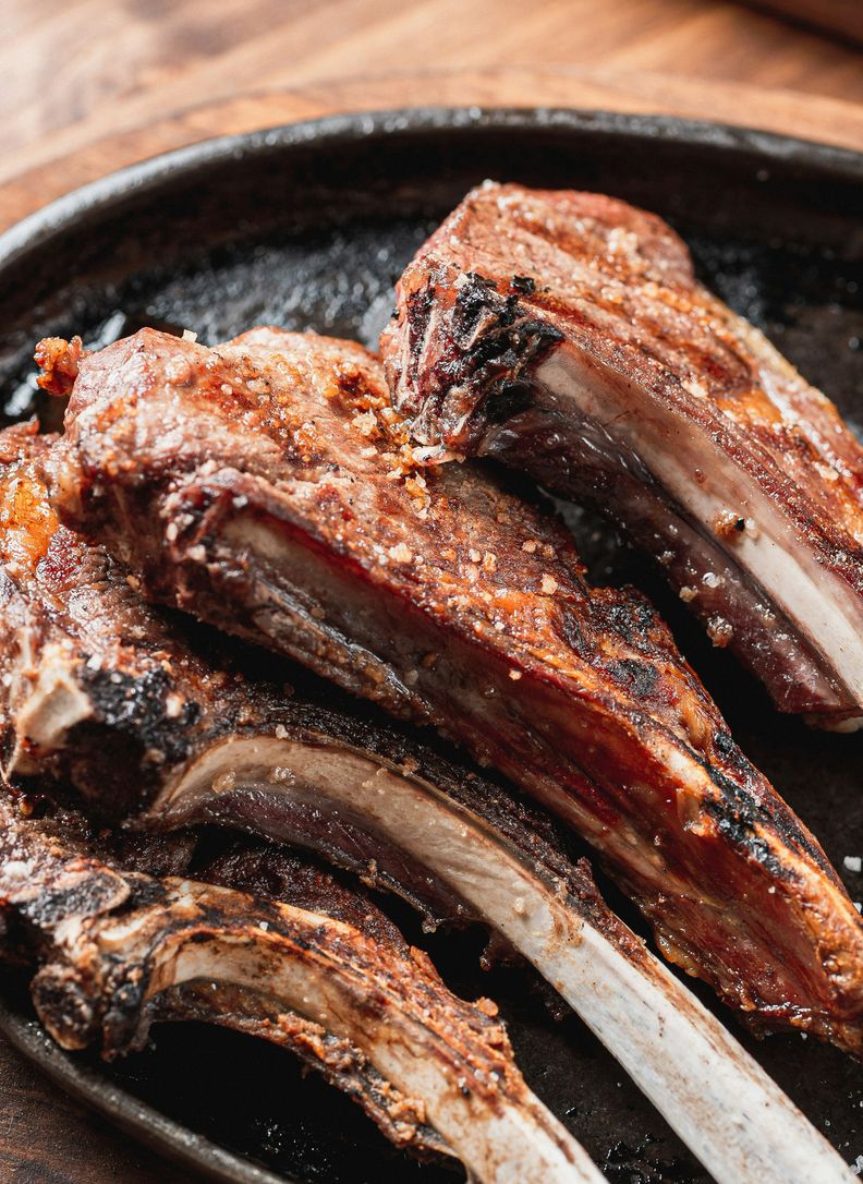 Costeletas de borrego grelhadas numa frigideira de ferro
