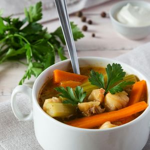Tigela de sopa de legumes com cenoura e salsa